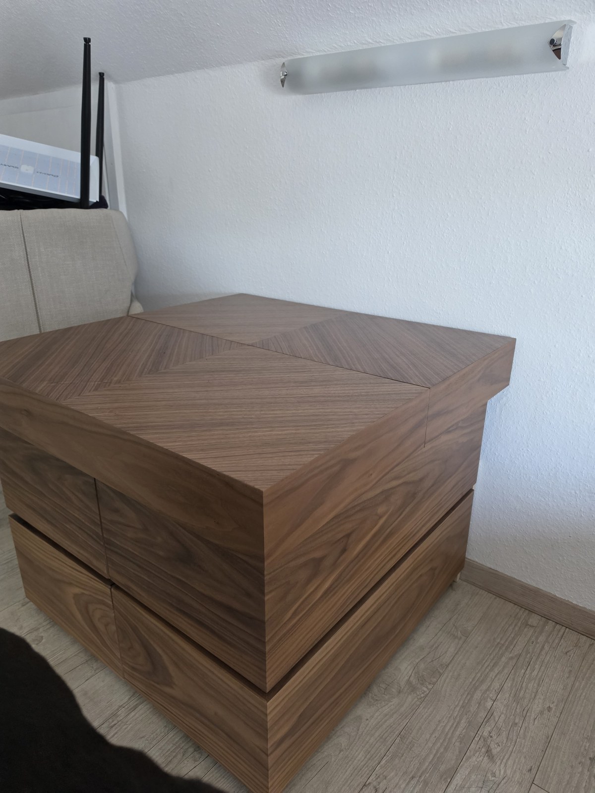 GoCha Table — book-matched Maserung