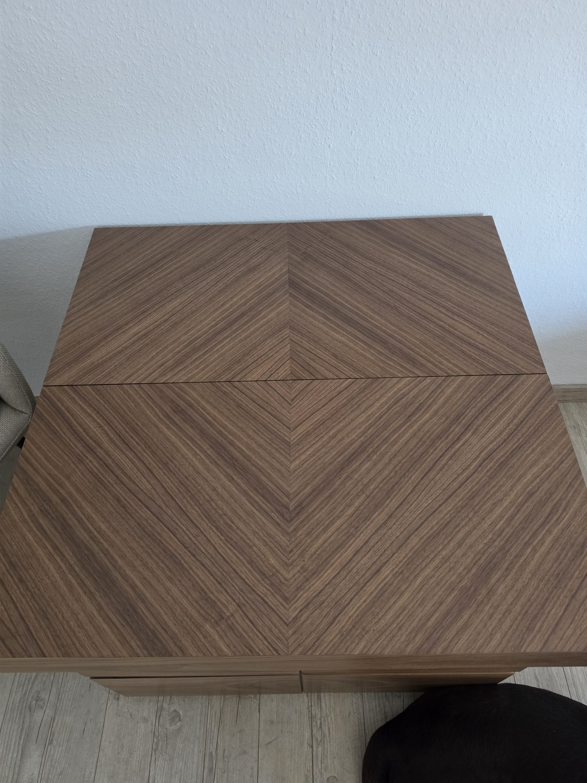 GoCha Table — Nussbaum mit Messing-Inlay